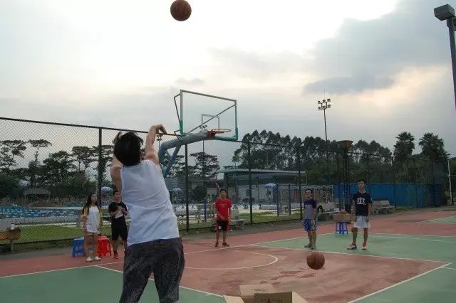 篮球比赛小妙招_篮球技巧赛如何变快_篮球赛技巧变身视频